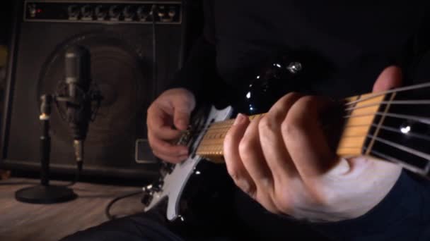 Μουσικός Που Παίζει Ηλεκτρική Κιθάρα Στο Στούντιο Κιθαρίστας — Αρχείο Βίντεο
