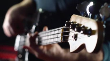 Stüdyoda bas gitar çalan müzisyen. Yakın çekim