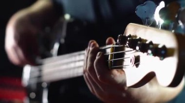 Stüdyoda bas gitar çalan müzisyen. Yakın çekim