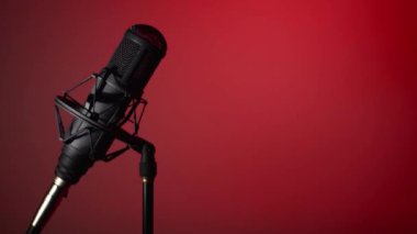 Stüdyodaki profesyonel mikrofon. Renk arkaplanı