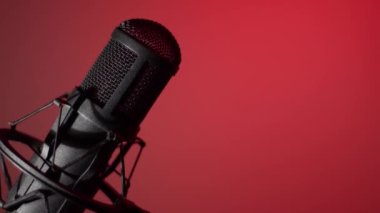 Stüdyodaki profesyonel mikrofon. Renk arkaplanı