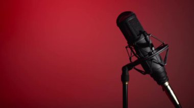 Stüdyo mikrofonu. Renk arkaplanı