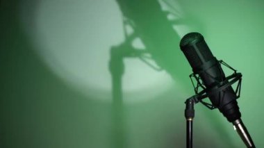 Stüdyo mikrofonu. Renk arkaplanı