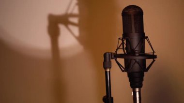 Stüdyo mikrofonu. Renk arkaplanı