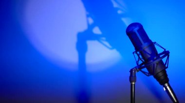 Stüdyo mikrofonu. Renk arkaplanı