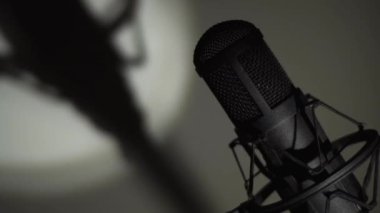 Stüdyo mikrofonu. Renk arkaplanı