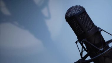 Stüdyo mikrofonu. Renk arkaplanı