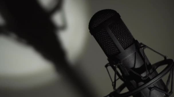 Студійний Мікрофон Кольоровий Фон — стокове відео