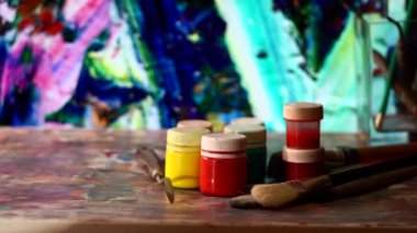 Sanat fırçaları ve boyalar. Soyut resim. renk arkaplanı