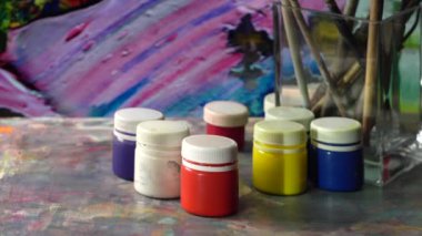 Sanat fırçaları ve boyalar. Soyut resim. renk arkaplanı