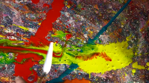 Ressam Yağlı Boyaları Boyaları Tuvale Karıştırır — Stok video