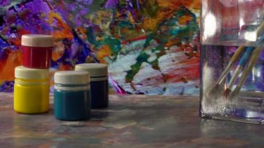 Sanat fırçaları ve boyalar. Soyut resim. renk arkaplanı