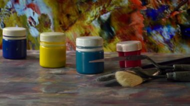 Sanat fırçaları ve boyalar. Soyut resim. renk arkaplanı
