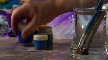 Sanat fırçaları ve boyalar. Soyut resim. renk arkaplanı