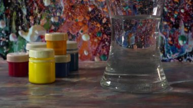 Sanat fırçaları ve boyalar. Soyut resim. renk arkaplanı