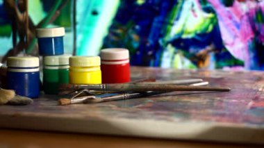 Sanat fırçaları ve boyalar. Soyut resim. renk arkaplanı