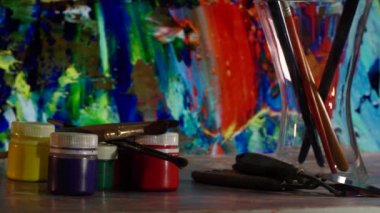 Sanat fırçaları ve boyalar. Soyut resim. renk arkaplanı