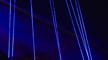 Kombinasyon, subrit mesajı gibi. Sahne ışığı arkaplanı