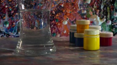 Sanat fırçaları ve boyalar. Soyut resim. renk arkaplanı