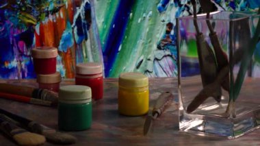 Sanat fırçaları ve boyalar. Soyut resim. renk arkaplanı