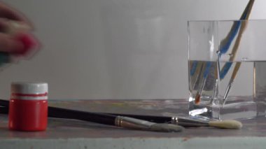 Sanat fırçaları ve boyalar. Soyut resim. renk arkaplanı