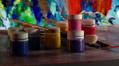 Sanat fırçaları ve boyalar. Soyut resim. renk arkaplanı