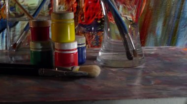 Sanat fırçaları ve boyalar. Soyut resim. renk arkaplanı