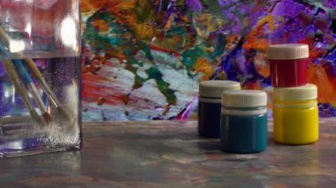 Sanat fırçaları ve boyalar. Soyut resim. renk arkaplanı
