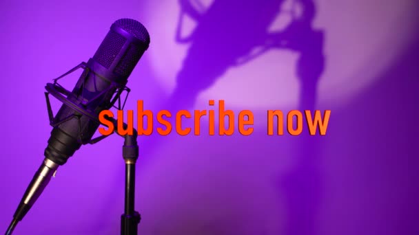Subscribe Sekarang Teks Studio Mikrofon Color Cahaya — Stok Video