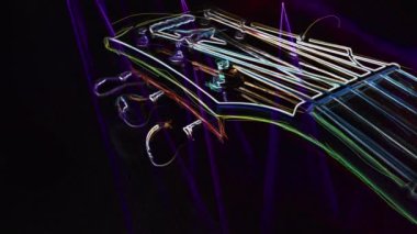 Duvar kağıdı. Renkli neon arkaplan. Neon ışığı gitarı 