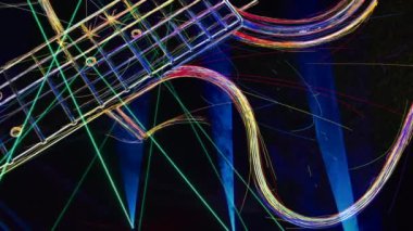 Duvar kağıdı. Renkli neon arkaplan. Neon ışığı gitarı 