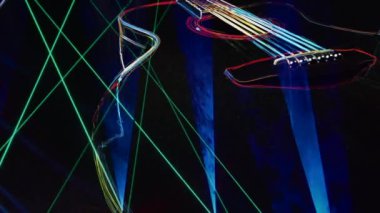 Duvar kağıdı. Renkli neon arkaplan. Neon ışığı gitarı 