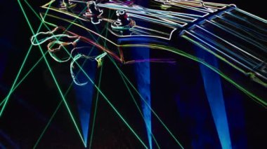 Duvar kağıdı. Renkli neon arkaplan. Neon ışığı gitarı 