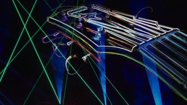 Duvar kağıdı. Renkli neon arkaplan. Neon ışığı gitarı 