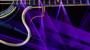 Duvar kağıdı. Renkli neon arkaplan. Neon ışığı gitarı 