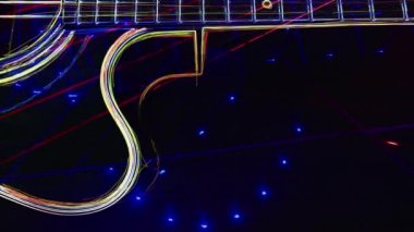 Duvar kağıdı. Renkli neon arkaplan. Neon ışığı gitarı