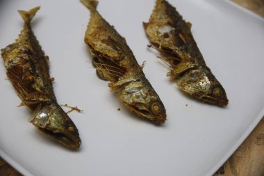 Beyaz tabakta kızarmış balık.