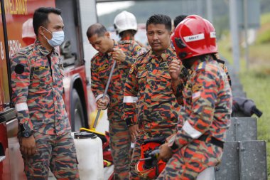 Seremban, Malezya, 1 Şubat 2015. Özel Kuvvetler Malezya İtfaiye ve Kurtarma Departmanı kimyasal sızıntı yapıyor..