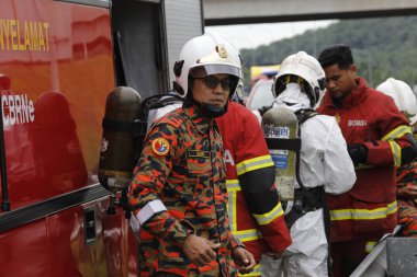 Seremban, Malezya, 1 Şubat 2015. Özel Kuvvetler Malezya İtfaiye ve Kurtarma Departmanı kimyasal sızıntı yapıyor..