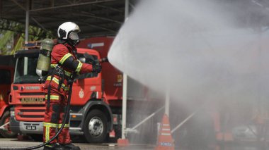 Seremban, Malezya, 17 Şubat 2021 - Malezya İtfaiye ve Kurtarma Departmanı İtfaiye Departmanı, itfaiyecilerin becerilerini geliştirmek için eğitim yürütüyor