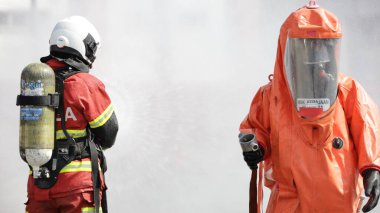 Seremban, Malezya, 17 Şubat 2021 - Malezya İtfaiye ve Kurtarma Departmanı İtfaiye Departmanı, itfaiyecilerin becerilerini geliştirmek için eğitim yürütüyor