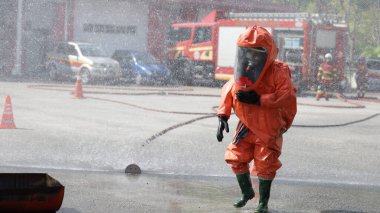 Seremban, Malezya, 17 Şubat 2021 - Malezya İtfaiye ve Kurtarma Departmanı İtfaiye Departmanı, itfaiyecilerin becerilerini geliştirmek için eğitim yürütüyor