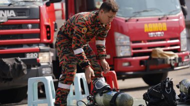 Port Dickson, Malezya, 2 Mart 2021 - Malezya İtfaiye Özel Ekibi, Port Dickson 'daki Petrol Tedavi Merkezi' nde tehlikeli madde eğitimi aldı..