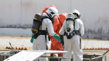 Port Dickson, Malezya, 2 Mart 2021 - Malezya İtfaiye Özel Ekibi, Port Dickson 'daki Petrol Tedavi Merkezi' nde tehlikeli madde eğitimi aldı..