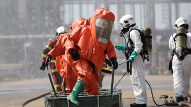 Port Dickson, Malezya, 2 Mart 2021 - Malezya İtfaiye Özel Ekibi, Port Dickson 'daki Petrol Tedavi Merkezi' nde tehlikeli madde eğitimi aldı..