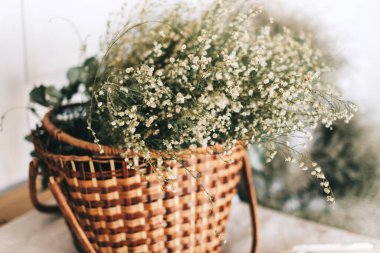 Masanın üzerinde kurumuş çiçek buketi olan hasır sepet. Yüksek kalite fotoğraf