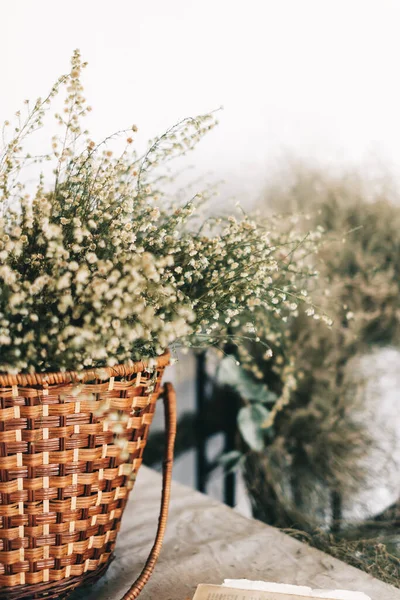 Panier Osier Avec Bouquet Fleurs Séchées Sur Table Photo Haute — Photo