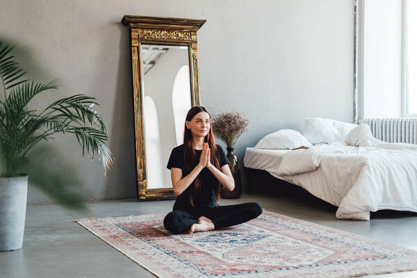 Брюнетка фитнес-женщина, занимающаяся йогой дома. Будь в форме и здоров. Высокое качество фото