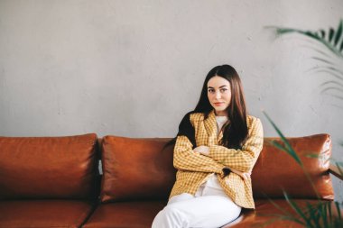 Ofisteki koltukta oturan takım elbiseli başarılı iş kadını portresi. Yüksek kalite fotoğraf