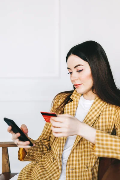 Joven Mujer Caucásica Sosteniendo Tarjeta Crédito Usando Teléfono Inteligente Compras — Foto de Stock